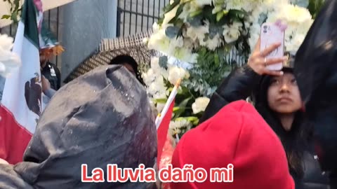 Cantan Himno Nacional de México en vigilia de la cadete y el marino del Buque Cuauhtémoc.