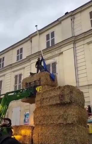 French farmers continue removing EU flags