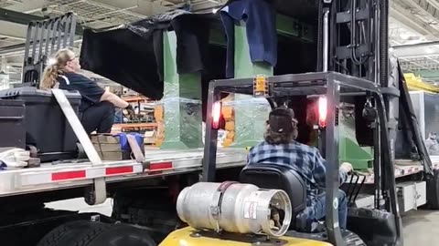 TARP FLYING #ourtruckinglife #reallifetruckers #truckdrivers #truckdriver #atruckerslife