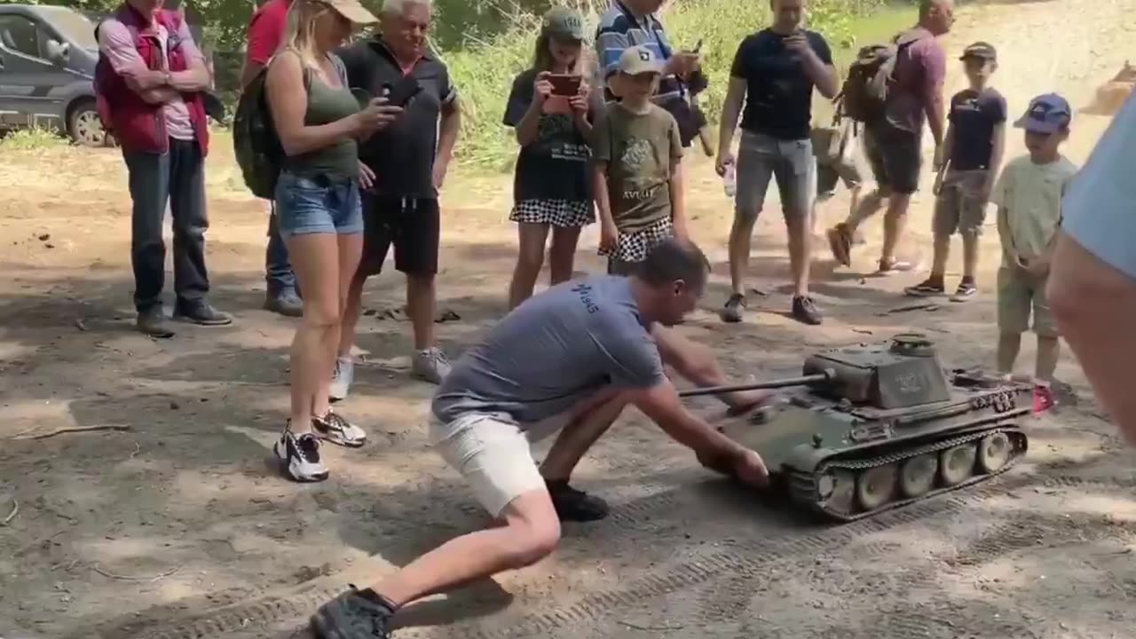 Testing the power of an RC Armortek tank at Militracks 2022.