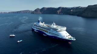 Santorini welcomes first cruise ship since February quakes