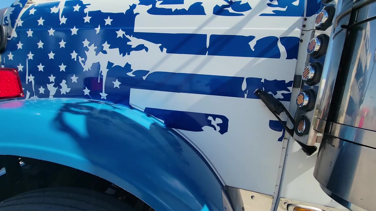 INSIDE MY 2002 FREIGHTLINER CLASSIC: EXCLUSIVE TOUR