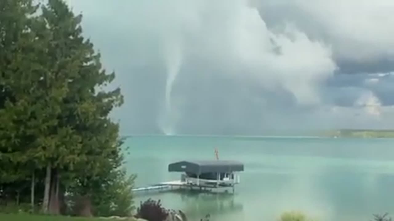 🌪️📹 This Tornado Crossing A Lake Will Leave You Speechless! | FeedMyCuriosity