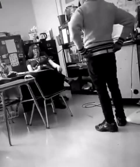 🔴 Un lycéen a giflé deux fois sa professeure devant toute la classe ....