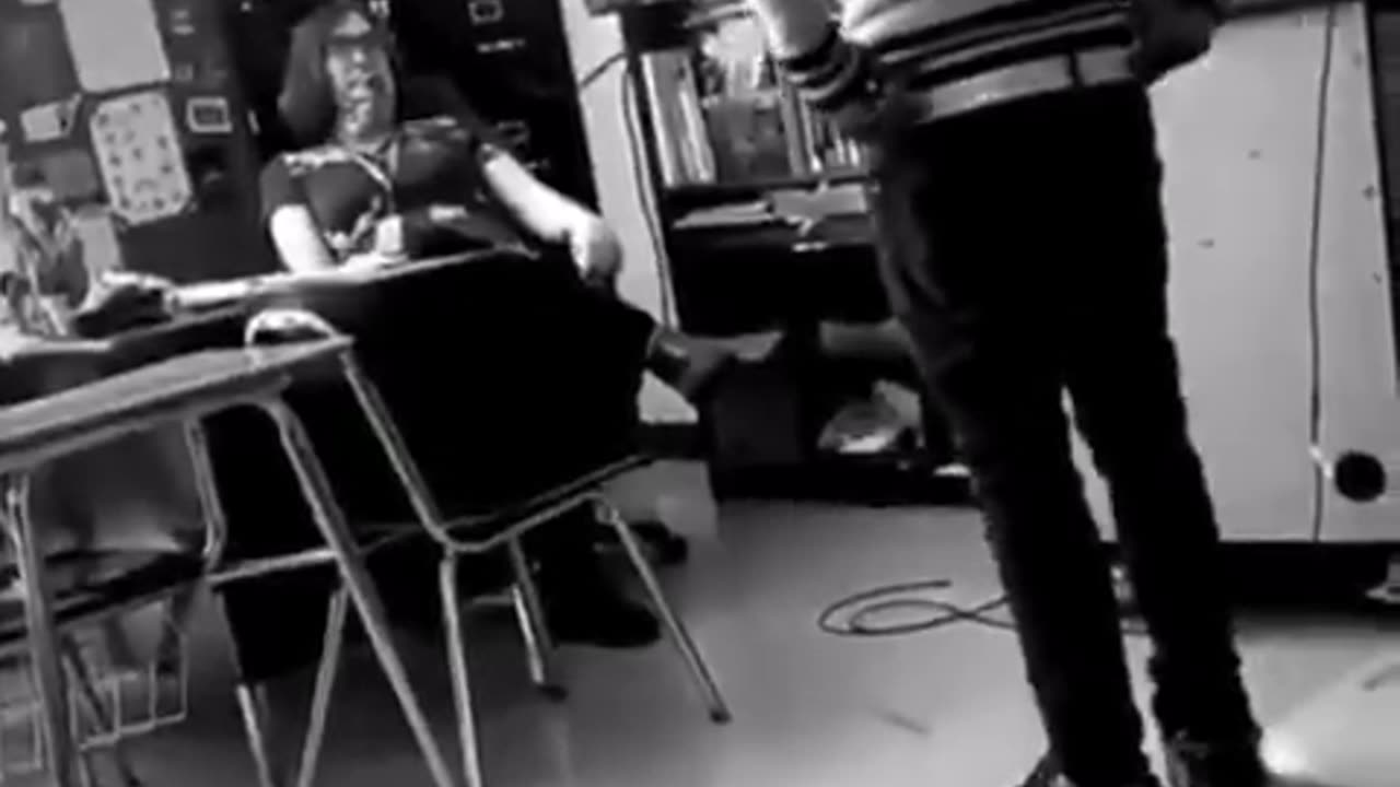 🔴 Un lycéen a giflé deux fois sa professeure devant toute la classe ....