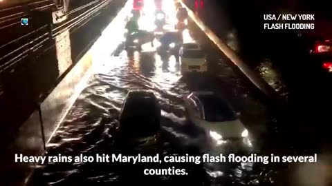 New York est inondée, l'eau jaillit des murs du métro