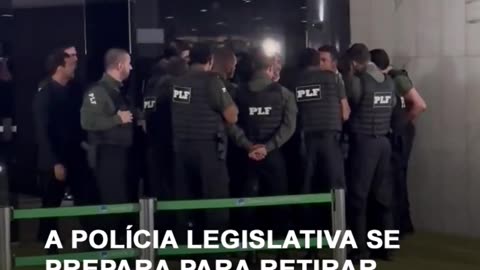 Polícia Legislativa tenta retirar deputados do plenário, mas é dificultada por deputada com bebê