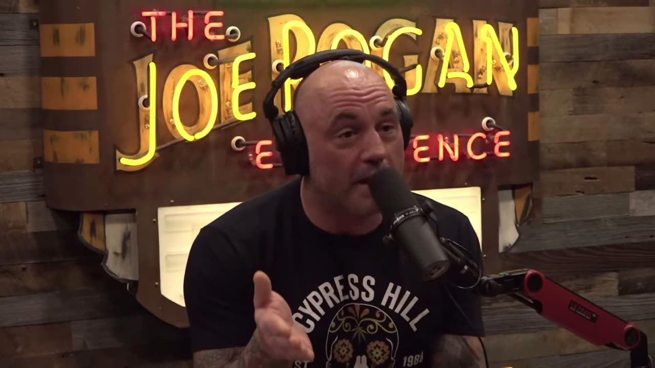 FLASHBACK: CNN's Dr Sanjay Gupta Tries To Get Joe Rogan To Take The Shot.