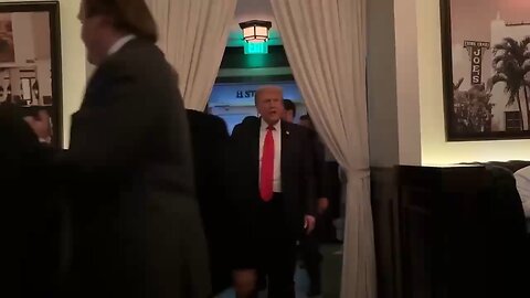 President Trump dined in DC on Tuesday and was met with applause and appreciation upon him.