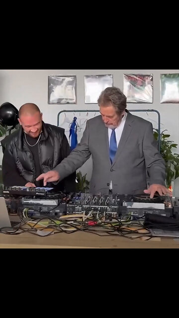 Padre de Elon Musk 'trabaja' como DJ en Rusia