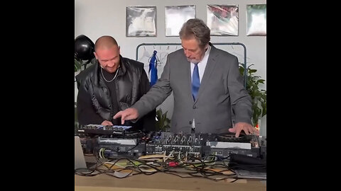 Padre de Elon Musk 'trabaja' como DJ en Rusia