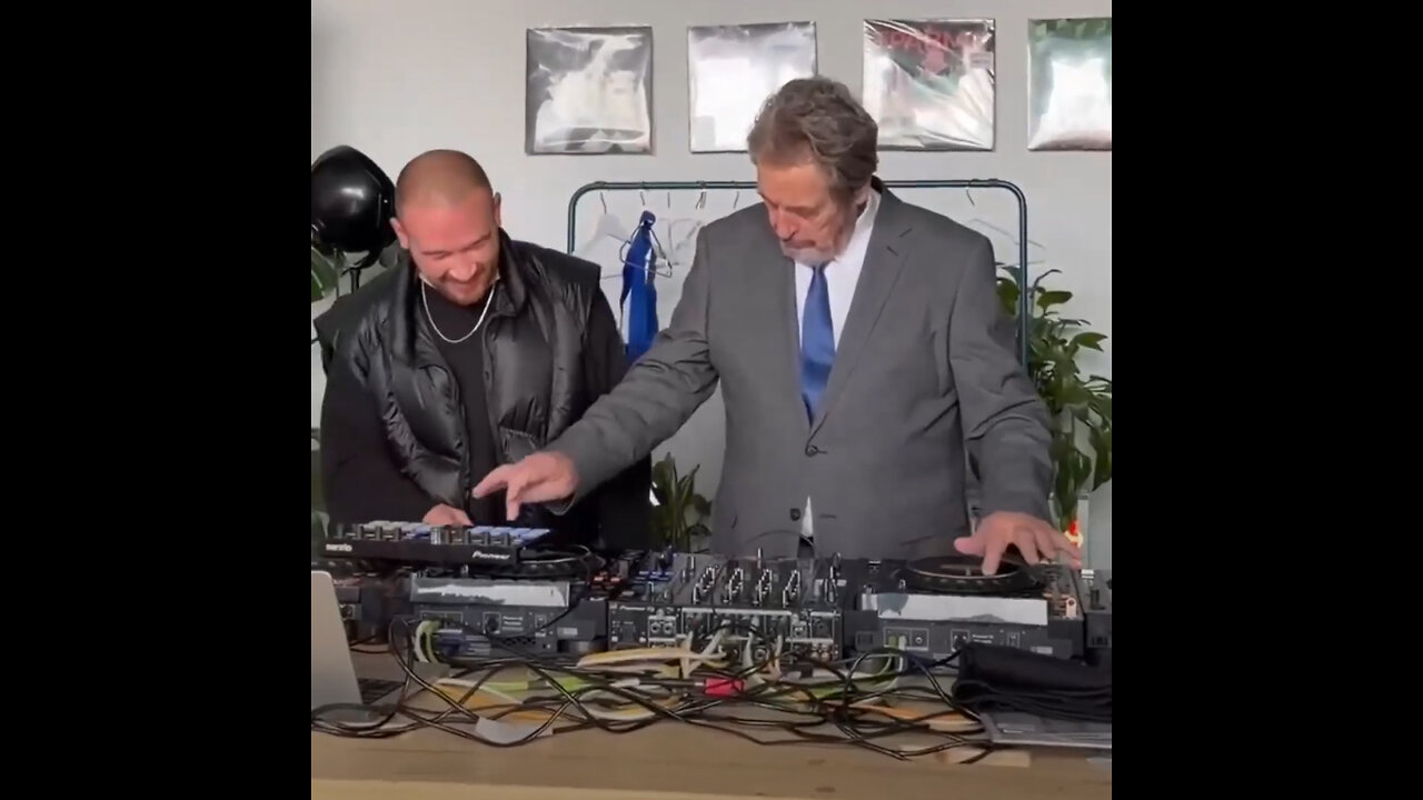 Padre de Elon Musk 'trabaja' como DJ en Rusia