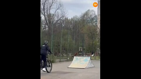 Simplang Trip 193: Bicycle obstacle jump accidentally fell down to squathrust exercise.