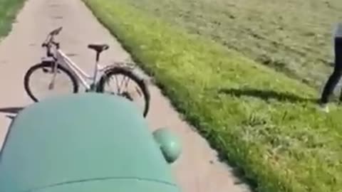 Traktor überfährt Fahrrad.