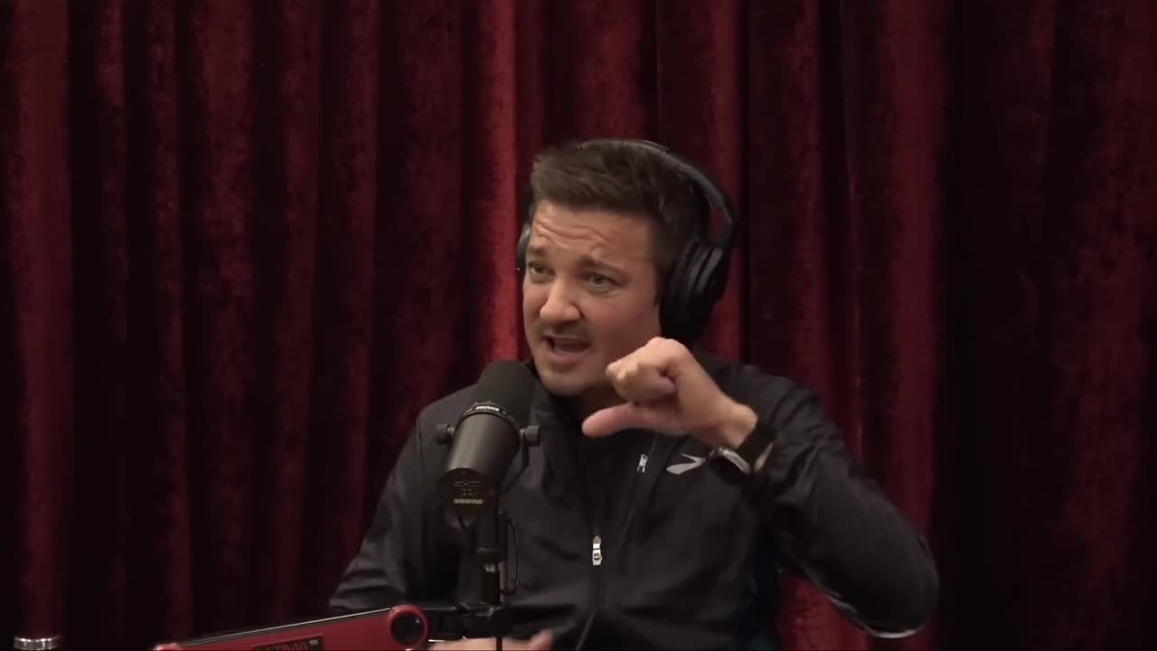 Brain Surgery: Worse Than Snowcat! - Jeremy Renner on JRE #skull #pain #visual #horror #screws