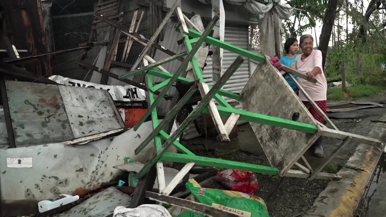 Super Typhoon Fung-wong slams into the Philippines