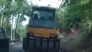Apisonadora cae del camión remolque y provoca accidente en China