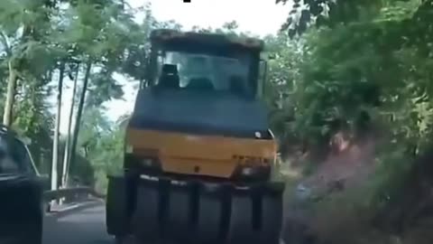 Apisonadora cae del camión remolque y provoca accidente en China