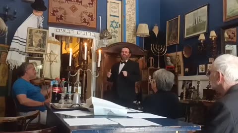 śpiewając „100 Lat” w dniu urodzin Yigala Amira – nie usprawiedliwiając swojego czynu.