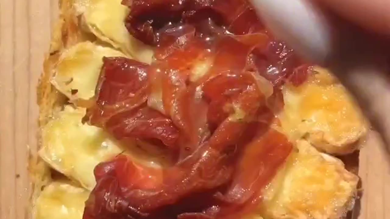 Garlic bread with cheese and smoked beef recipe
