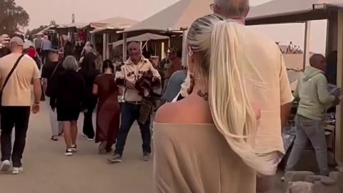 Joven europea llama la atención en Egipto por su aspecto