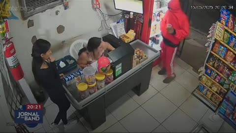 VÍDEO mostra comerciante atirando em 2 assaltantes no interior de SP; um morreu