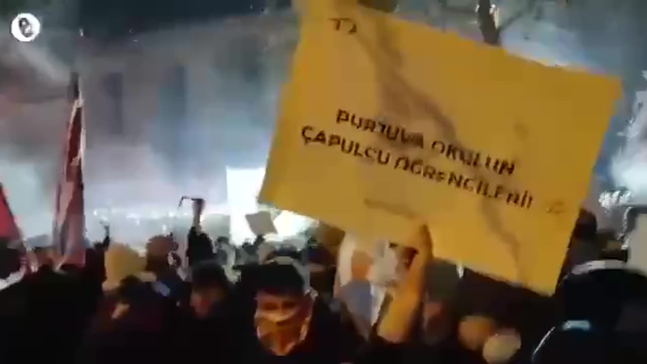 🇹🇷 Protests in Türkiye: Police detain hundreds of demonstrators at opposition rally.