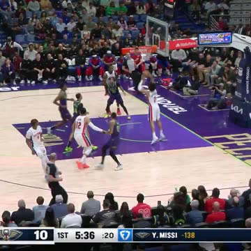 NBA - Ausar Thompson hits Cade with the NO-LOOK dime 👀