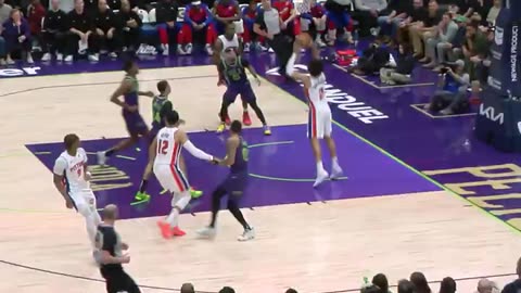 NBA - Ausar Thompson hits Cade with the NO-LOOK dime 👀