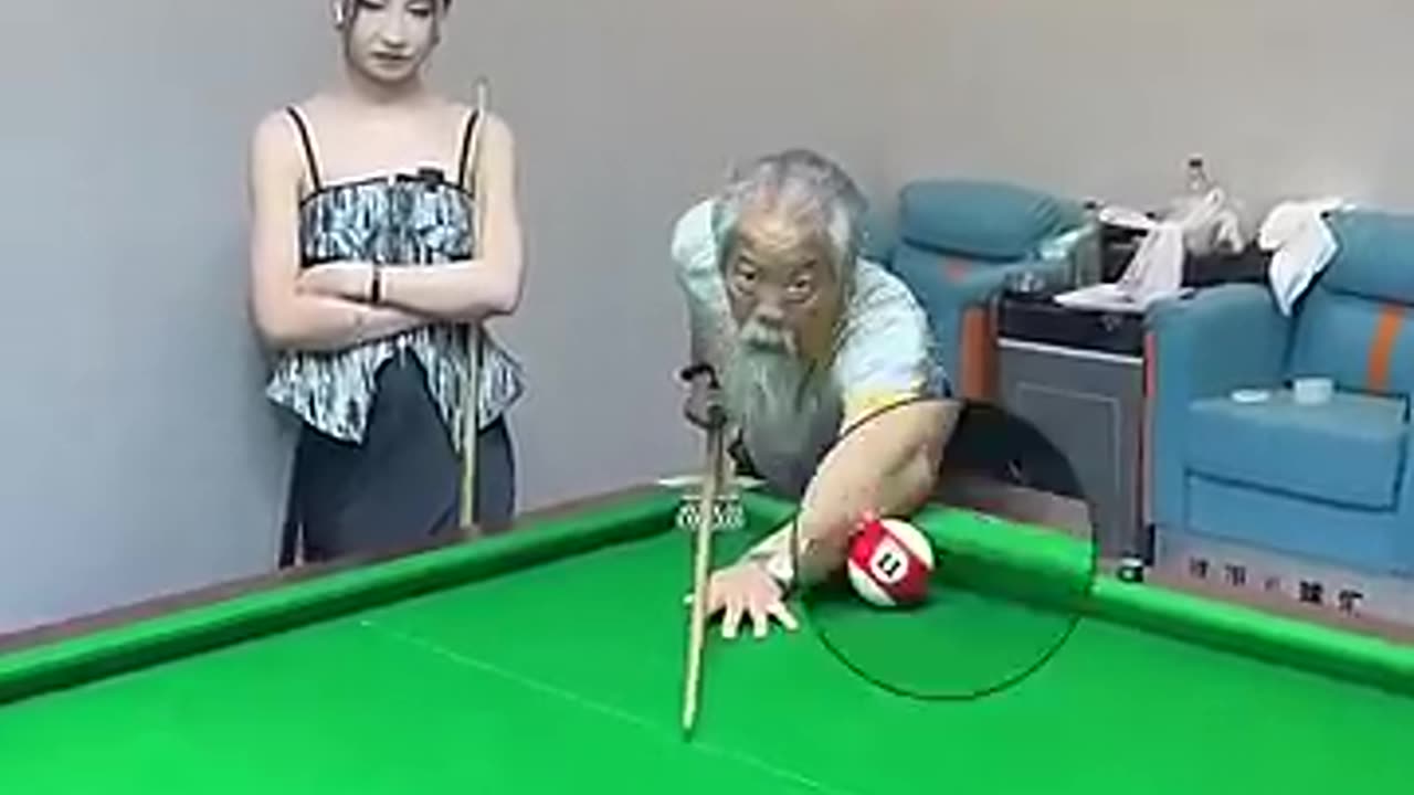 "Old Man vs Young Girl in a Fun Snooker Match 🎱 | Who Wins?"
