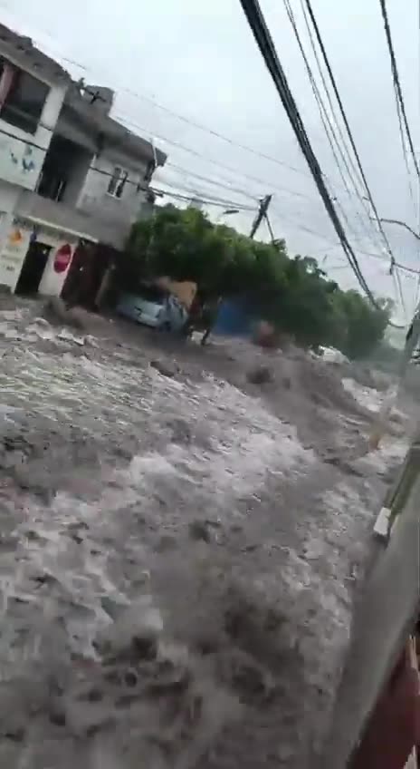 A violent flash flood swept away multiple vehicles in Menchaca of Querétaro, Mexico 🇲🇽