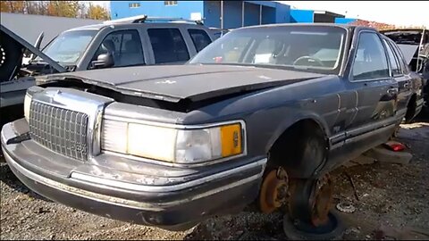 Lincoln Town Car 1993 - Junkyard Classics