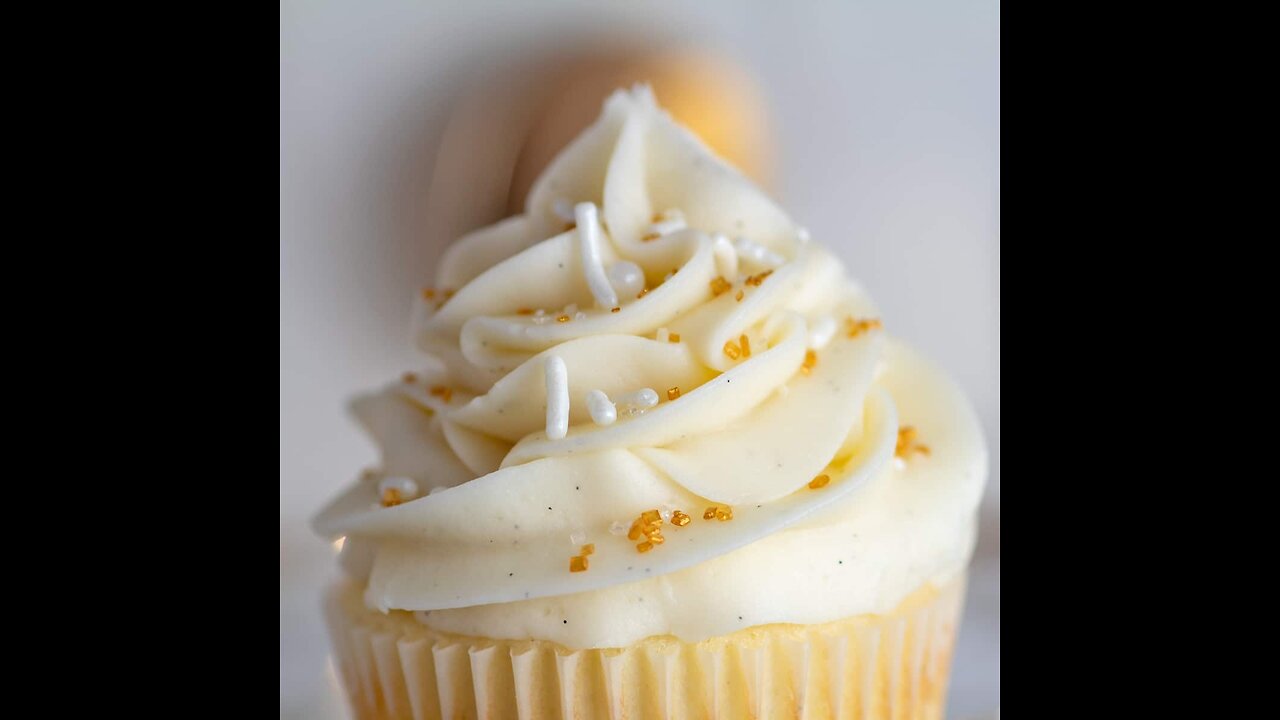 How to Make Perfect Homemade Vanilla Buttercream Frosting for Cakes and Cupcakes