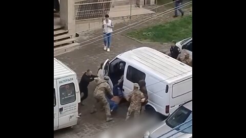 Intentan rescatar a un hombre de reclutadores ucranianos