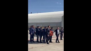 ❗️🇺🇸 US Vice President JD Vance spotted w/ Charlie Kirk's casket taken to Air Force 2