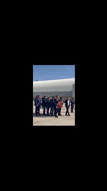 ❗️🇺🇸 US Vice President JD Vance spotted w/ Charlie Kirk's casket taken to Air Force 2