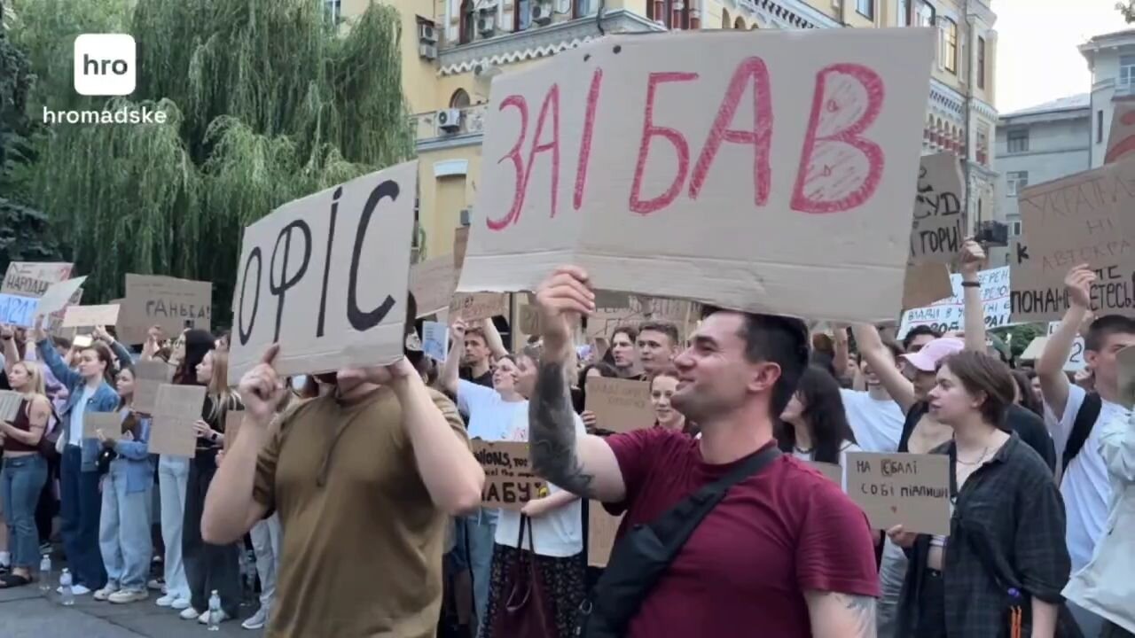Obrovské protesty vypukly v Kyjevě proti Zelenskému a Jermakovi po likvidaci protikorupčních úřadů!