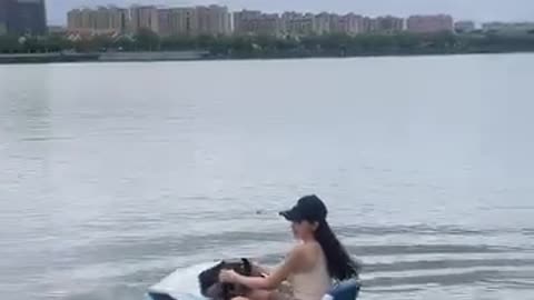 Rush Wave boat, small and flexible, easy to transport, adults and children can pilot it.