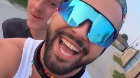 Me vëllain hipur në motor, Gjesti publikon pamje nga fshati i tij