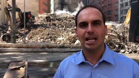 Eduardo Bolsonaro denuncia indústria das invasões direto dos escombros de prédio que caiu em SP - 2018-05-05