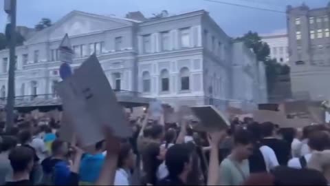 ✊🇺🇦 Ukraine Russia War | Kyiv Crowd Protests Government with Placards & Chants | RCF