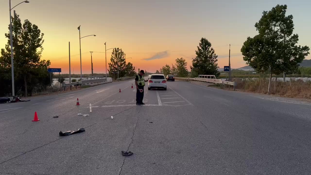 Aksident në aksin Levan–Tepelenë/ Motori përplaset me automjetin, plagoset drejtuesi