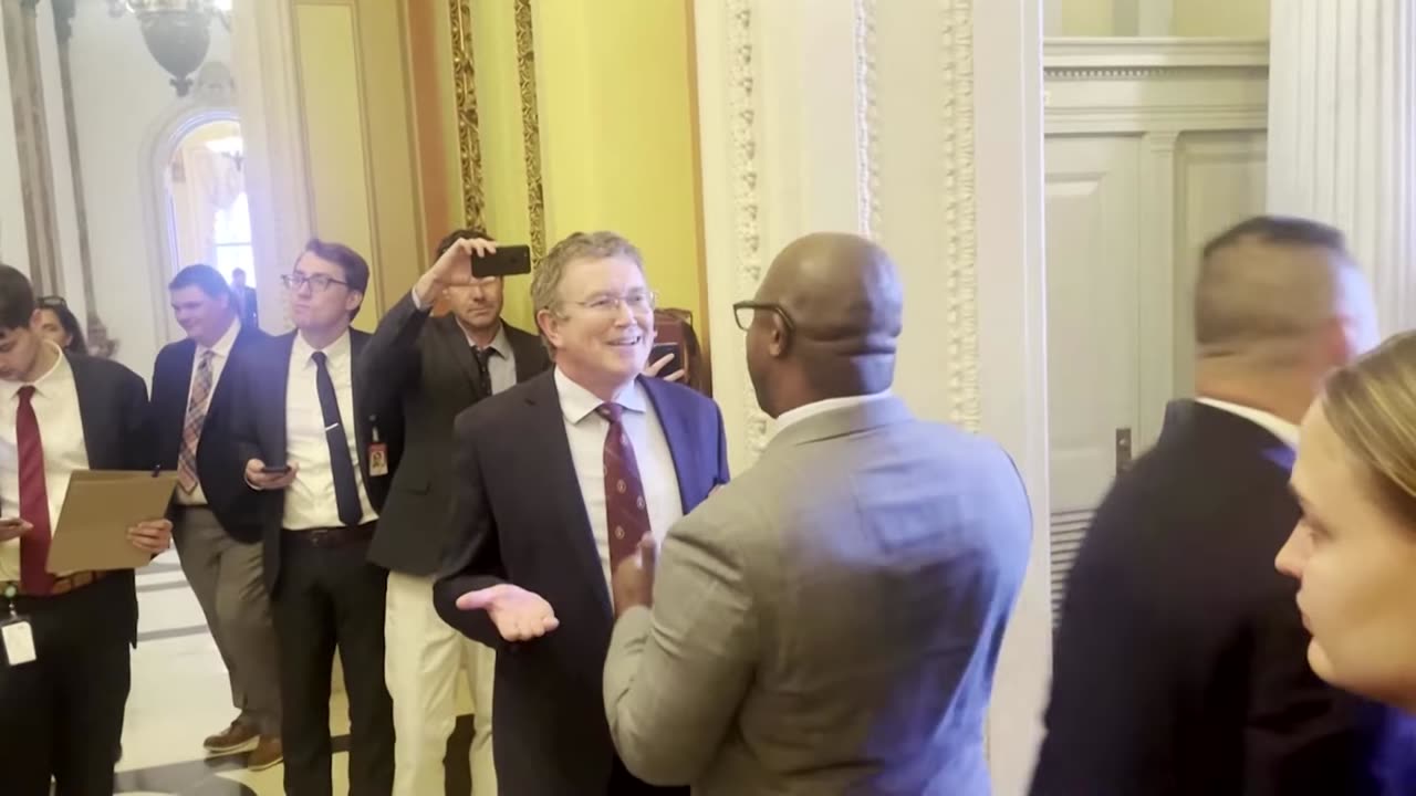 Lawmakers get heated over gun laws in US Capitol hallway