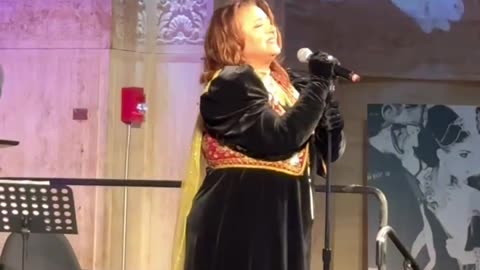 Pas 20 vitesh, Parashqevi Simaku këndon LIVE në skenë (Video)