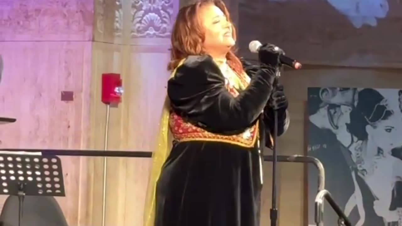 Pas 20 vitesh, Parashqevi Simaku këndon LIVE në skenë (Video)