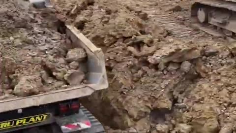 Rotating dump truck