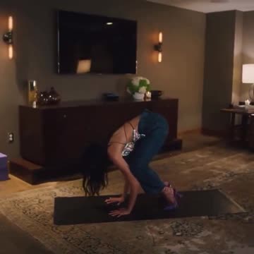 dua lipa doing yoga in jeans… god i love this woman