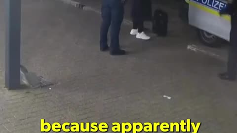 🇳🇱🇩🇪‼️ German police officers have been caught on camera crossing the Dutch border to drop