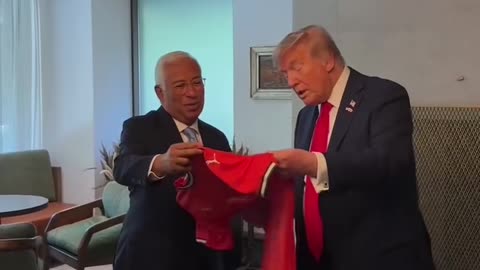 President Trump just received a jersey signed by Cristiano Ronaldo ⚽