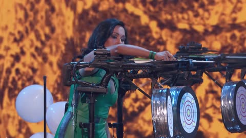 Anna Saranina Leaves The Audience GASPING With A Crossbow